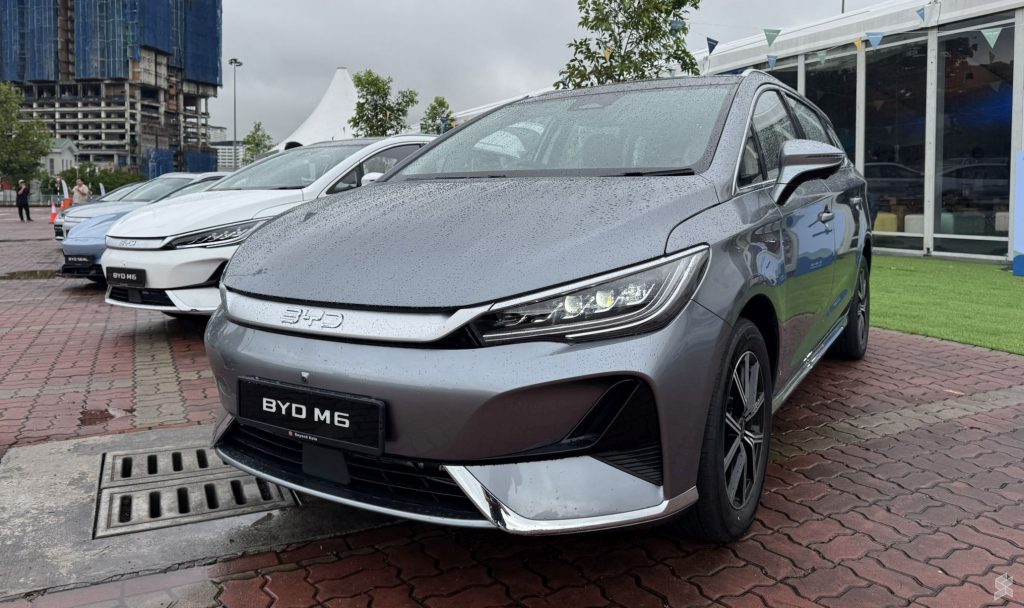 BYD M6