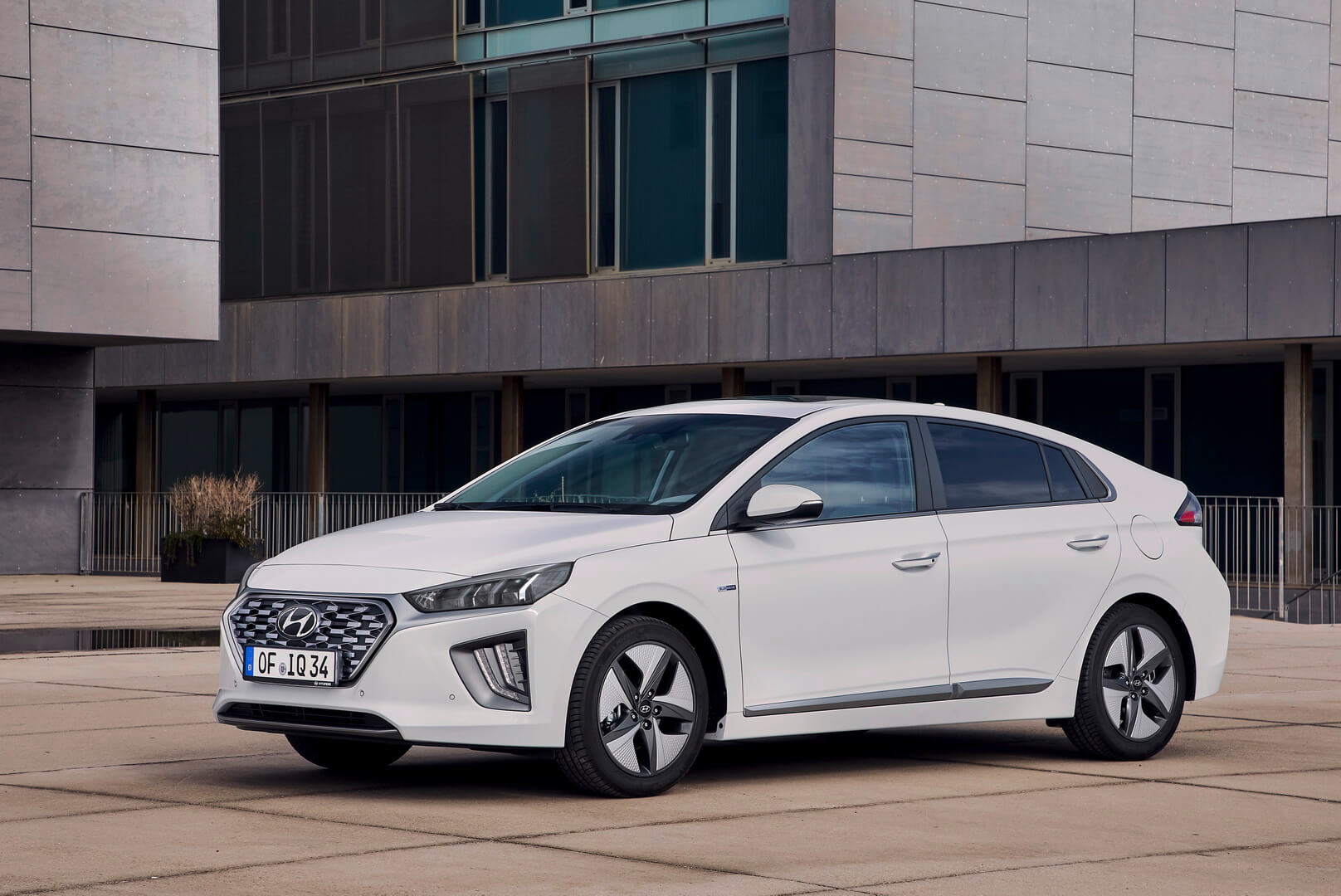 HYUNDAI IONIQ HYBRID