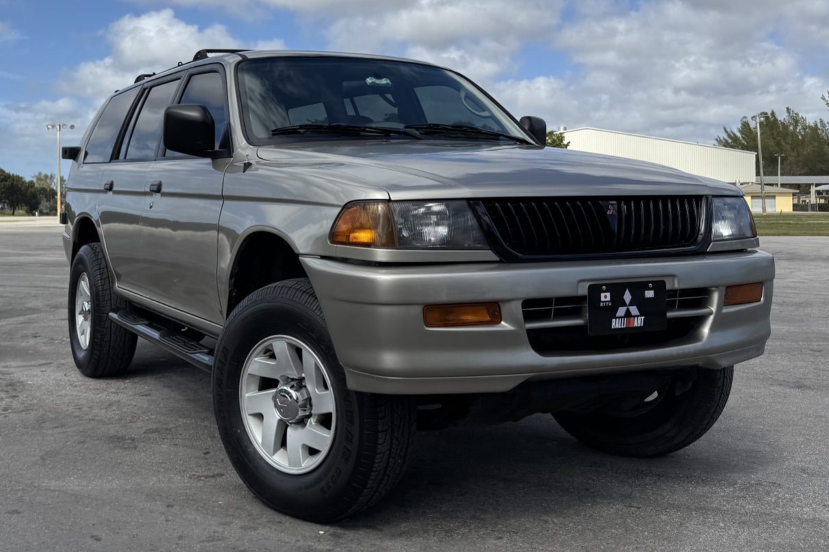MITSUBISHI MONTERO