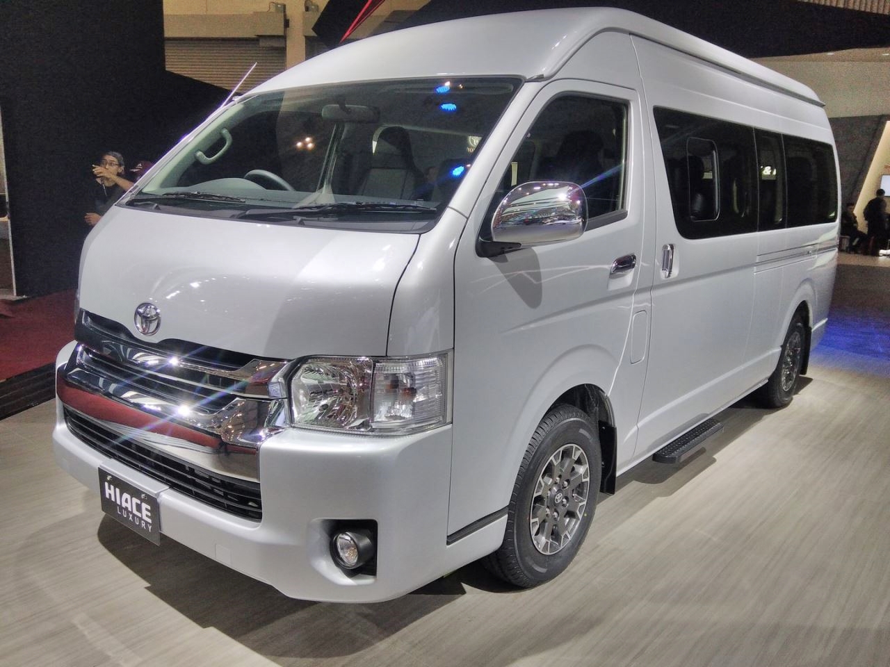 TOYOTA HIACE